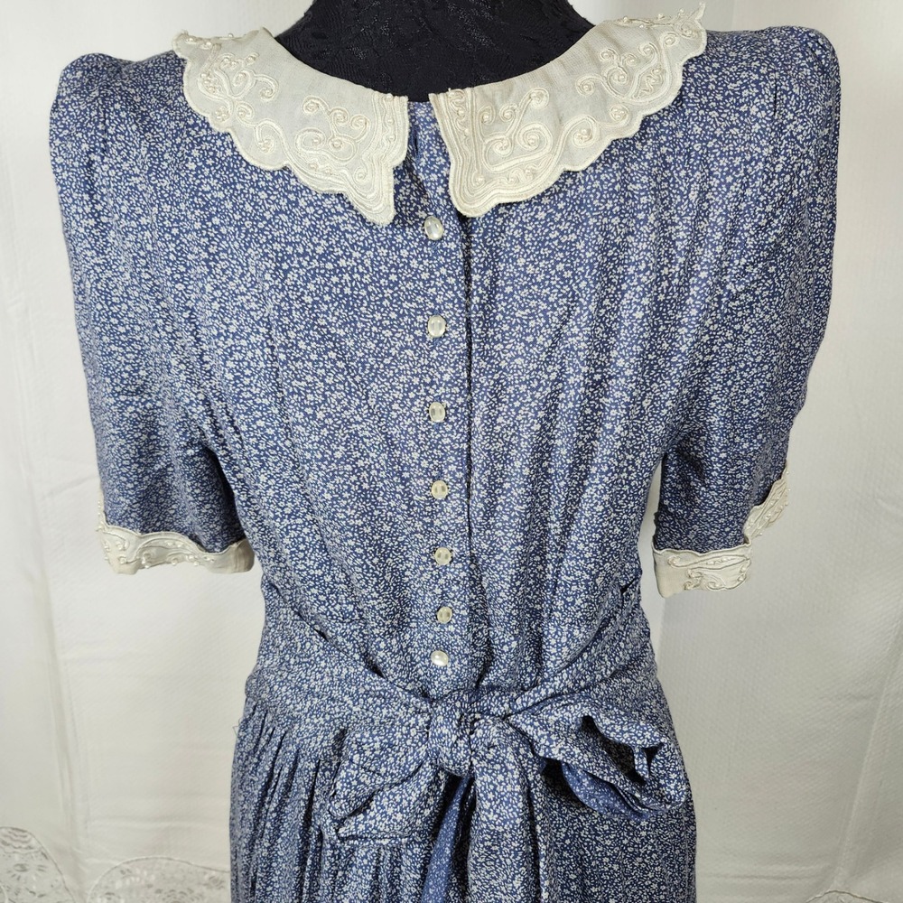Sarah Elizabeth Blue Floral Midi Dress with Cream Lace Collar - Picture 7 of 9